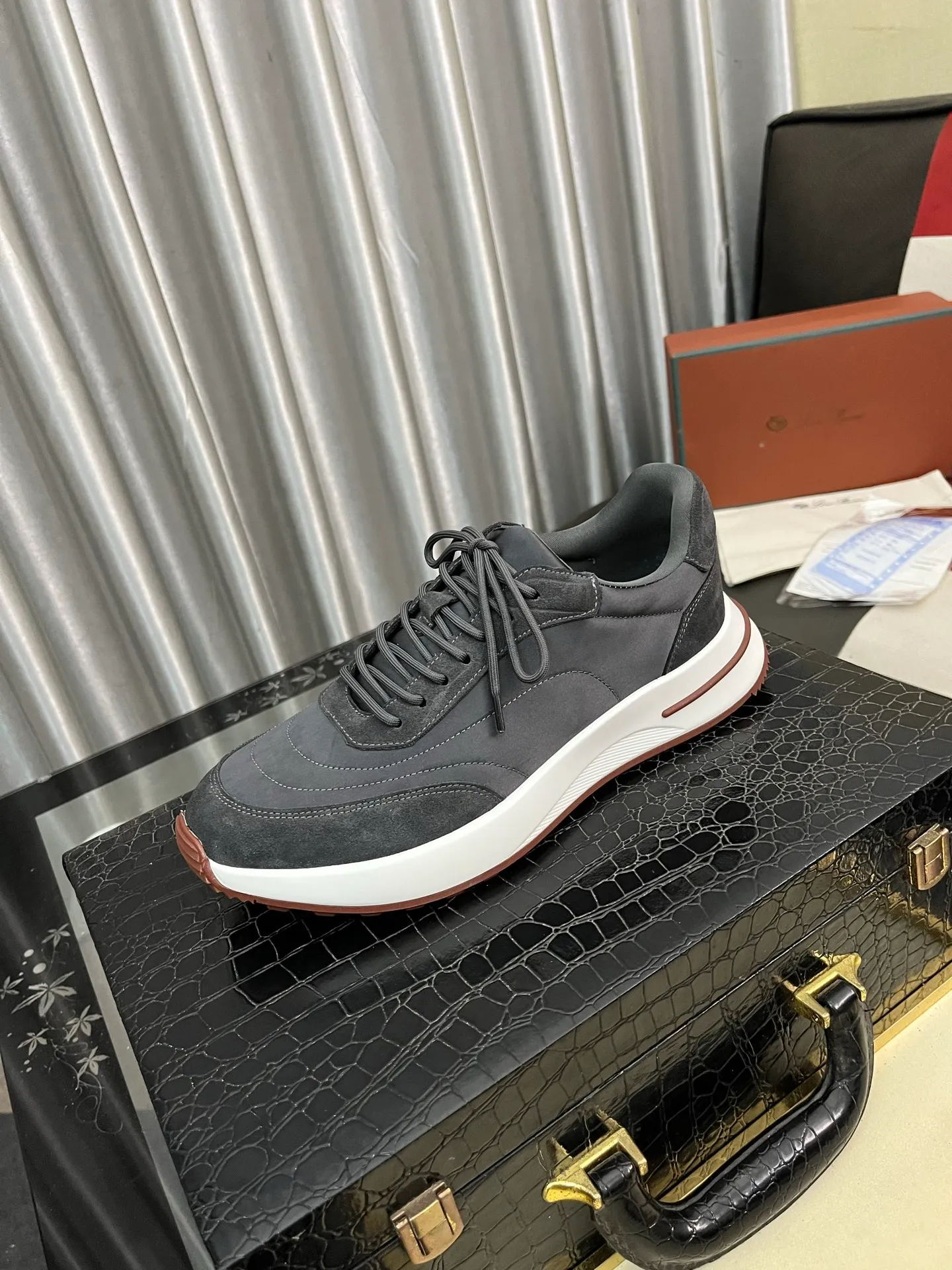 Men's shoes 💰458⌚️⌚️ Loro Pian* Loro Pian* casual shoes are made of cowhide frosted cowhide. Unique texture, simple and elegant, in line with Asian shoe lasts. Almond toe bar, apron style toe, drum-stitched upper. Same color stitching details. Slip-on style for easy on and off. Original color full cowhide lining. The insole is decorated with the 🈶️ brand logo. The original open-molded TPU raw rubber outsole. The soft rubber sole has super grip performance. Comfortable and casual style. You can create 🉑casual🉑formal urban style at will!  Code number: 38-44